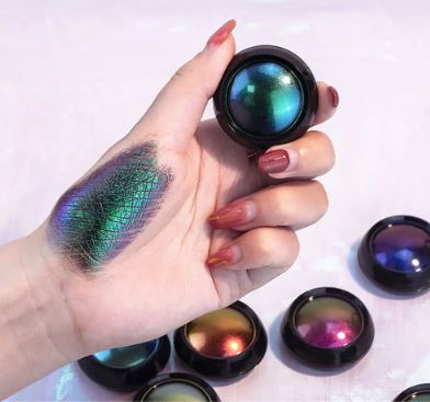 Chameleon eyeshadow with a spectrum of stunning colors. Beautycom. 