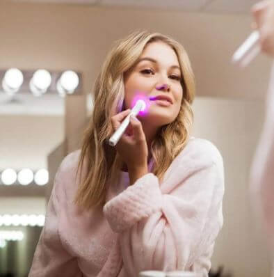 Dual LED pen for acne treatment and rejuvenation. Beautycom.  